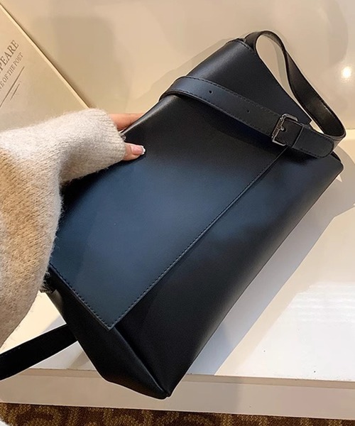 DAY CLOSET（デイ クローゼット）の「【ドラマ衣装提供/2WAY】きれいめ ワンハンドル ショルダーバッグ レディース（ショルダーバッグ・レディース・グレイッシュベージュ/ブラック/ブラウン・ONE SIZE）」の10枚目の写真