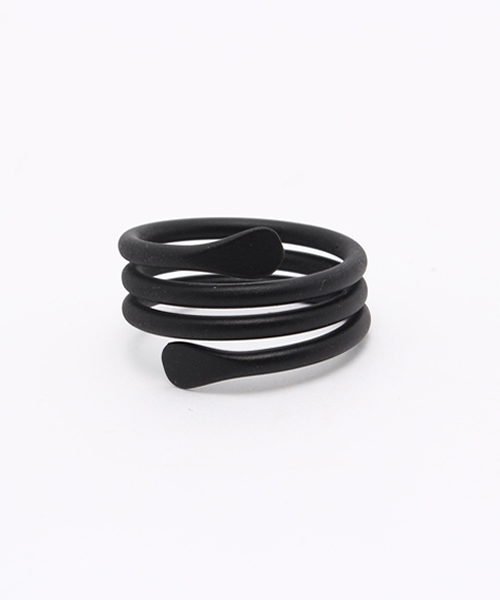 ANCHOR(アンカー)の「Spiral Ring(リング・メンズ・ブラック/アンティークシルバー/アンティークゴールド・14号/17号/20号)」の2枚目の写真
