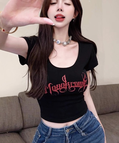 ADDITION STORE（アディションストア）の「【 やや見せ 絶妙着丈♪】ロゴプリント クロップド スクエアーネック 半袖Tシャツ / デコルテ綺麗♪（Tシャツ/カットソー・レディース・ホワイト/ブラック・SMALL/MEDIUM/LARGE）」の4枚目の写真