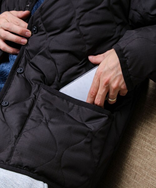 TAION（タイオン）の「【GLOSTER別注】TAION ミリタリー クルーネック ライナージャケット（ダウンジャケット/コート・メンズ・オリーブ/ブラック/モカ/ダークネイビー・M/L/XL）」の8枚目の写真