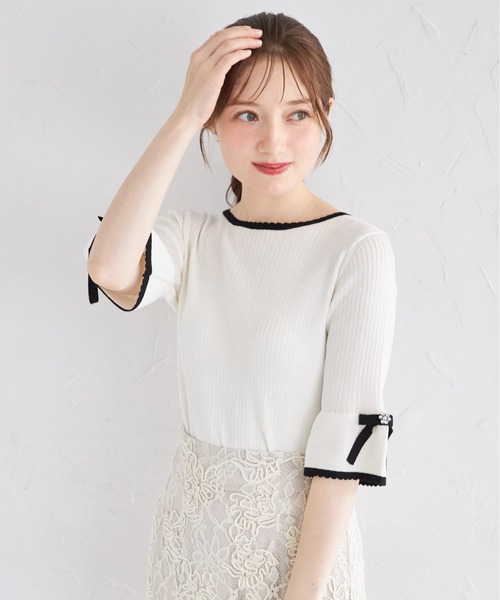 tocco closet(トッコ クローゼット)の「リボン付きスカラップバイカラーニットプルオーバー(ニット/セーター・レディース・オフホワイト/グレー/ベージュ・M)」の1枚目の写真