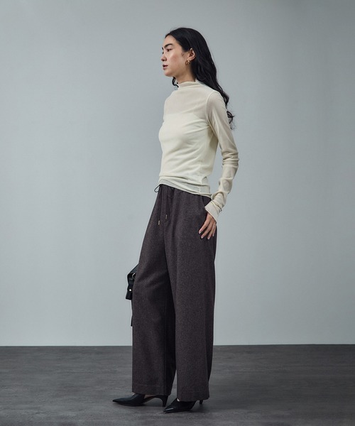 SALON adam et rope'(サロン アダム エ ロペ)の「【WEB限定】リュクスベロアハイネックプルオーバー 2(Tシャツ/カットソー・レディース・ブラック/オフホワイト・FREE)」の4枚目の写真