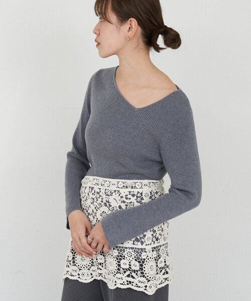 SHENERY(シーナリー)の「アシンメトリーリブニット(ニット/セーター・レディース・オフホワイト/グレー/ベージュ/ブラック・FREE)」の4枚目の写真