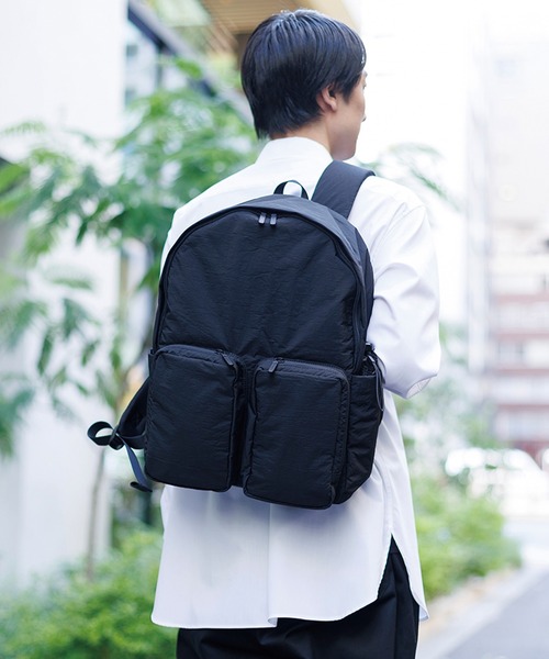 kuros'(クロス)の「【kuros’オリジナル】ふかふか塩縮ナイロンリュック 豊岡製(バックパック/リュック・レディース・ブラック・FREE)」の5枚目の写真