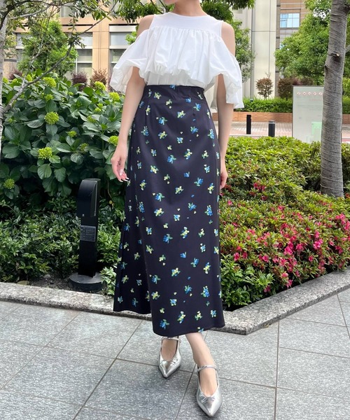 AND COUTURE(アンドクチュール)の「ブラーフラワープリントナロースカート(スカート・レディース・ブラウン系その他/ブラック系その他・SMALL/MEDIUM)」の1枚目の写真