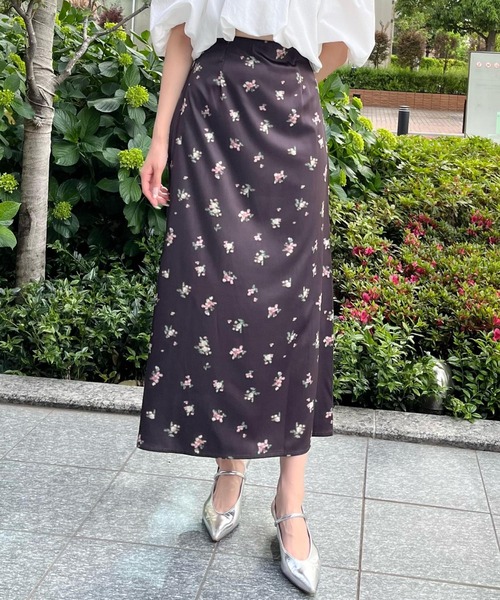 AND COUTURE(アンドクチュール)の「ブラーフラワープリントナロースカート(スカート・レディース・ブラウン系その他/ブラック系その他・SMALL/MEDIUM)」の2枚目の写真
