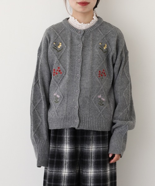 FUNALIVE（ファンアライブ）の「ダイヤ柄ケーブル花刺繍カーデ（カーディガン/ボレロ・レディース・アイボリー/ブラック/グレー・FREE）」の16枚目の写真