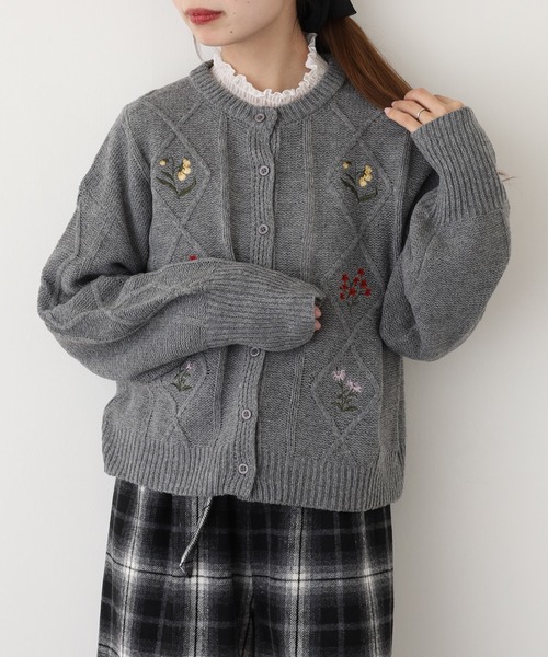 FUNALIVE（ファンアライブ）の「ダイヤ柄ケーブル花刺繍カーデ（カーディガン/ボレロ・レディース・アイボリー/ブラック/グレー・FREE）」の12枚目の写真