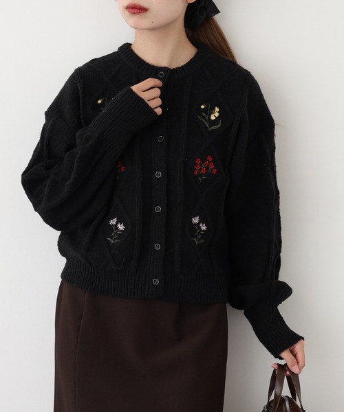 FUNALIVE（ファンアライブ）の「ダイヤ柄ケーブル花刺繍カーデ（カーディガン/ボレロ・レディース・アイボリー/ブラック/グレー・FREE）」の9枚目の写真