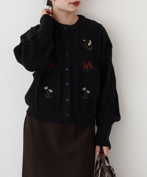 FUNALIVE（ファンアライブ）の「ダイヤ柄ケーブル花刺繍カーデ（カーディガン/ボレロ・レディース・アイボリー/ブラック/グレー・FREE）」の8枚目の写真