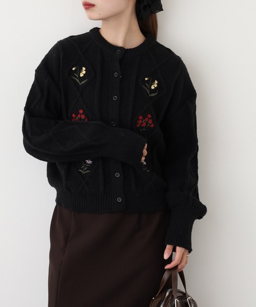 FUNALIVE（ファンアライブ）の「ダイヤ柄ケーブル花刺繍カーデ（カーディガン/ボレロ・レディース・アイボリー/ブラック/グレー・FREE）」の10枚目の写真