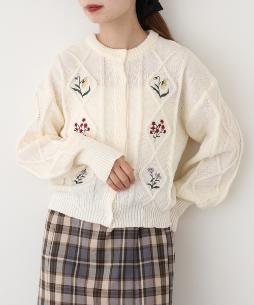 FUNALIVE（ファンアライブ）の「ダイヤ柄ケーブル花刺繍カーデ（カーディガン/ボレロ・レディース・アイボリー/ブラック/グレー・FREE）」の5枚目の写真
