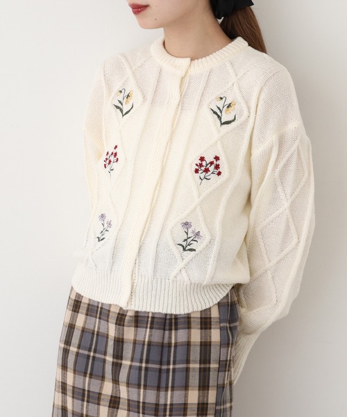 FUNALIVE（ファンアライブ）の「ダイヤ柄ケーブル花刺繍カーデ（カーディガン/ボレロ・レディース・アイボリー/ブラック/グレー・FREE）」の6枚目の写真