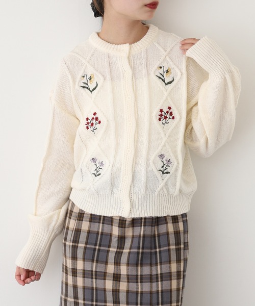 FUNALIVE（ファンアライブ）の「ダイヤ柄ケーブル花刺繍カーデ（カーディガン/ボレロ・レディース・アイボリー/ブラック/グレー・FREE）」の4枚目の写真