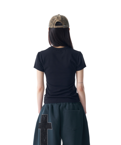 AAKAM(アーカム)の「スタッズ CROS2 ハーフトップ(ブラック)(Tシャツ/カットソー・レディース・その他・2/1)」の4枚目の写真