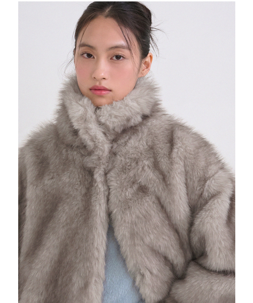 MICANE（ミケーネ）の「バーニス ハイネックハーフファージャケット（ムートンコート・レディース・ベージュ・LARGE/X-LARGE/SMALL/MEDIUM）」の3枚目の写真
