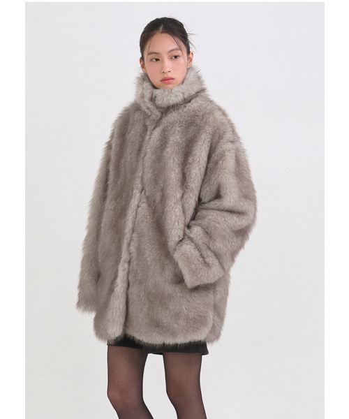 MICANE（ミケーネ）の「バーニス ハイネックハーフファージャケット（ムートンコート・レディース・ベージュ・LARGE/X-LARGE/SMALL/MEDIUM）」の4枚目の写真