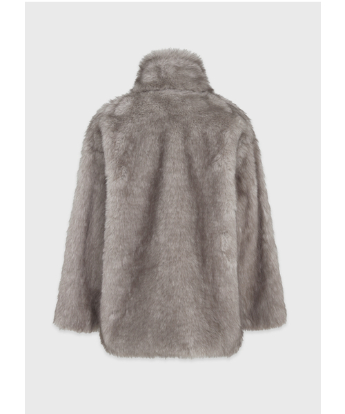 MICANE（ミケーネ）の「バーニス ハイネックハーフファージャケット（ムートンコート・レディース・ベージュ・LARGE/X-LARGE/SMALL/MEDIUM）」の10枚目の写真
