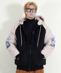 DEMARC（ドゥマーク）の「オーバーサイズ配色グラフィックフリースパディングフードジャケットベージュ（ダウンジャケット/コート）」