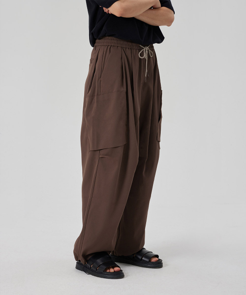 MAKEITTO(メイキット)の「TWO TUCK WIDE PARACHUTE CARGO PANTS_BROWN(その他パンツ・メンズ・その他・LARGE/MEDIUM/X-LARGE/XX-LARGE)」の1枚目の写真