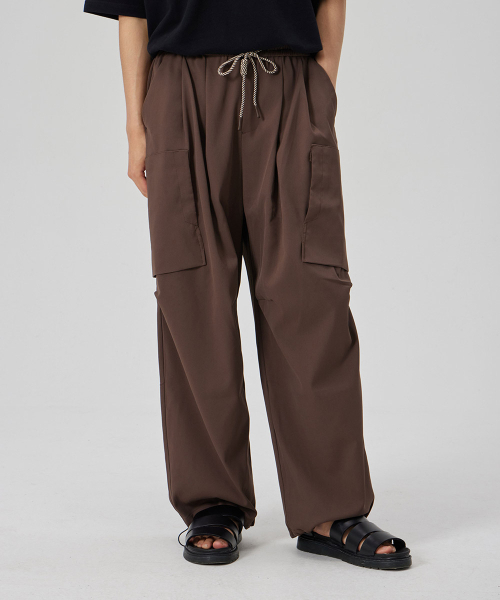 MAKEITTO(メイキット)の「TWO TUCK WIDE PARACHUTE CARGO PANTS_BROWN(その他パンツ・メンズ・その他・LARGE/MEDIUM/X-LARGE/XX-LARGE)」の5枚目の写真