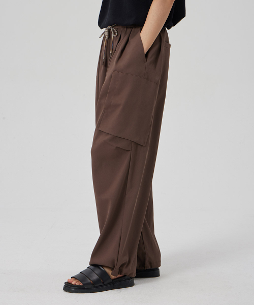 MAKEITTO(メイキット)の「TWO TUCK WIDE PARACHUTE CARGO PANTS_BROWN(その他パンツ・メンズ・その他・LARGE/MEDIUM/X-LARGE/XX-LARGE)」の6枚目の写真
