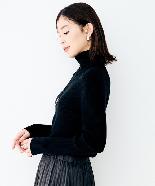 UNTITLED(アンタイトル)の「リブタートルネックニット(ニット/セーター・レディース・ベージュ系その他6/ライトグレー/ブラック/オフホワイト・02)」の11枚目の写真