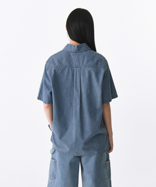 MUSINSA STANDARD WOMAN（ムシンサスタンダードウーマン）の「ウィメンズオーバーサイズ半袖デニムシャツ[ライトインディゴ]（シャツ/ブラウス・レディース・その他・MEDIUM/LARGE/X-SMALL/SMALL）」の2枚目の写真