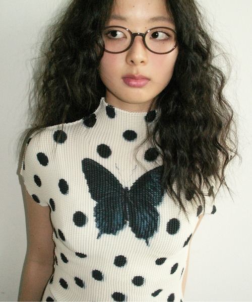 musubore(ムスボレ)の「pleated print tops "scattered rose" / プリーツプリントトップス(Tシャツ/カットソー・レディース・ブルー/ブラック/アイボリー・FREE)」の1枚目の写真