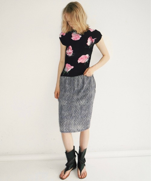 musubore(ムスボレ)の「pleated print tops "scattered rose" / プリーツプリントトップス(Tシャツ/カットソー・レディース・ブルー/ブラック/アイボリー・FREE)」の18枚目の写真