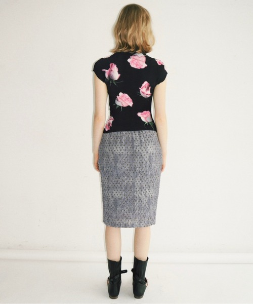 musubore(ムスボレ)の「pleated print tops "scattered rose" / プリーツプリントトップス(Tシャツ/カットソー・レディース・ブルー/ブラック/アイボリー・FREE)」の21枚目の写真