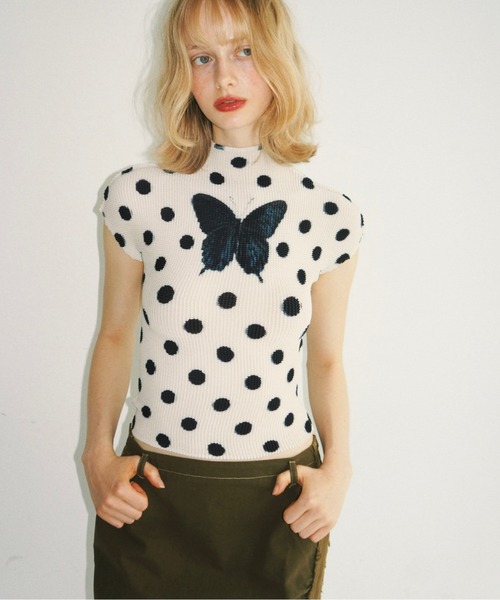 musubore(ムスボレ)の「pleated print tops "scattered rose" / プリーツプリントトップス(Tシャツ/カットソー・レディース・ブルー/ブラック/アイボリー・FREE)」の8枚目の写真