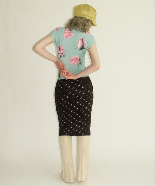 musubore(ムスボレ)の「pleated print tops "scattered rose" / プリーツプリントトップス(Tシャツ/カットソー・レディース・ブルー/ブラック/アイボリー・FREE)」の19枚目の写真