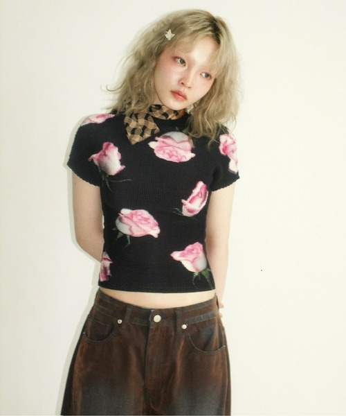 musubore(ムスボレ)の「pleated print tops "scattered rose" / プリーツプリントトップス(Tシャツ/カットソー・レディース・ブルー/ブラック/アイボリー・FREE)」の11枚目の写真