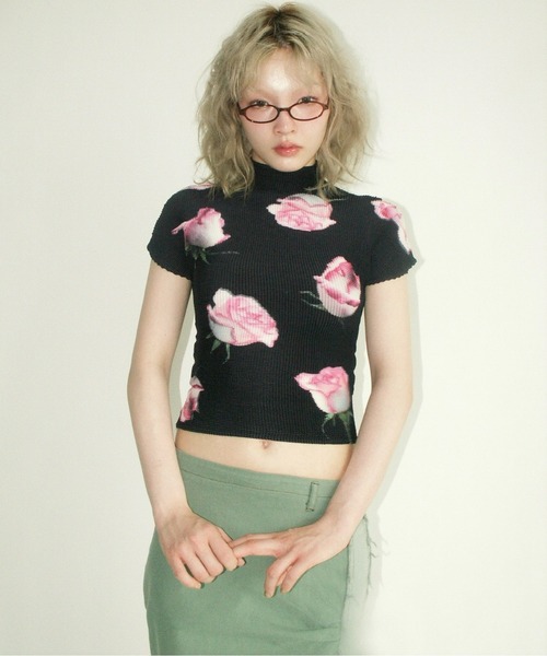 musubore(ムスボレ)の「pleated print tops "scattered rose" / プリーツプリントトップス(Tシャツ/カットソー・レディース・ブルー/ブラック/アイボリー・FREE)」の14枚目の写真
