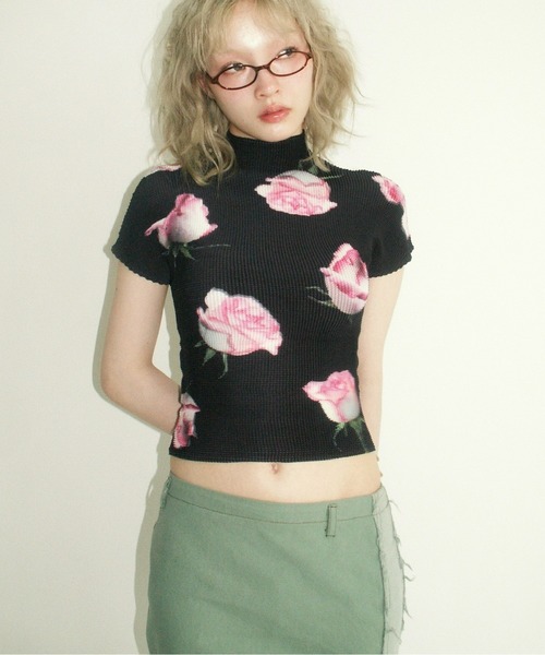 musubore(ムスボレ)の「pleated print tops "scattered rose" / プリーツプリントトップス(Tシャツ/カットソー・レディース・ブルー/ブラック/アイボリー・FREE)」の17枚目の写真