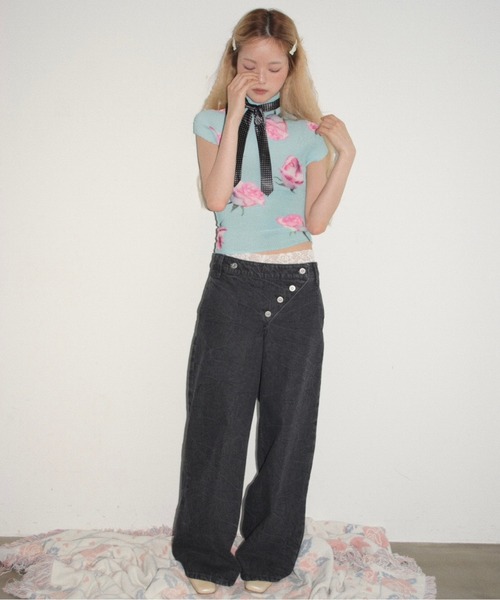musubore(ムスボレ)の「pleated print tops "scattered rose" / プリーツプリントトップス(Tシャツ/カットソー・レディース・ブルー/ブラック/アイボリー・FREE)」の6枚目の写真