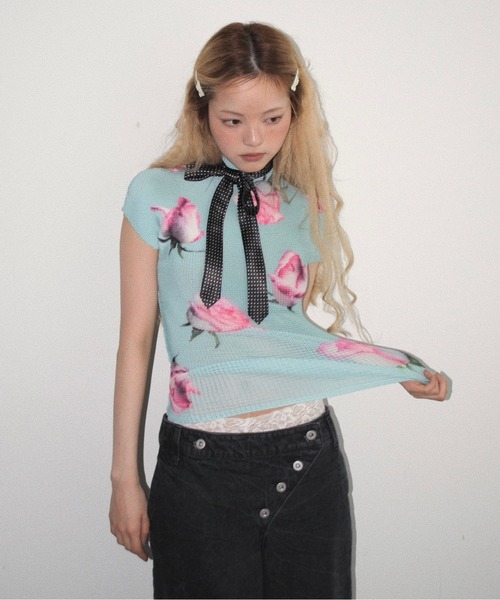 musubore(ムスボレ)の「pleated print tops "scattered rose" / プリーツプリントトップス(Tシャツ/カットソー・レディース・ブルー/ブラック/アイボリー・FREE)」の7枚目の写真