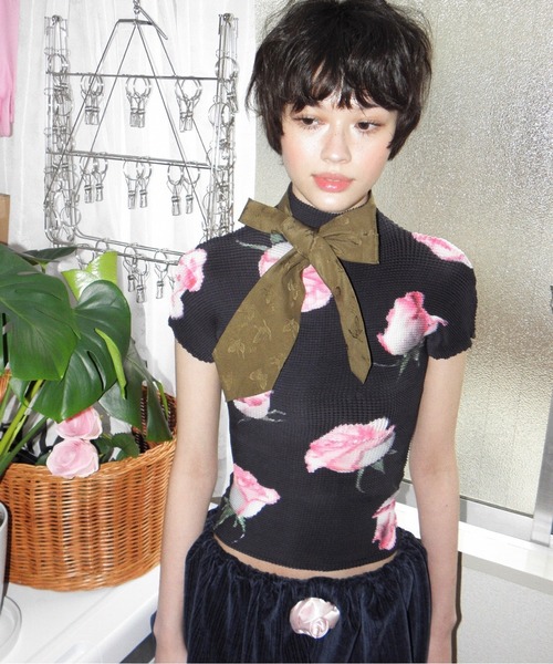 musubore(ムスボレ)の「pleated print tops "scattered rose" / プリーツプリントトップス(Tシャツ/カットソー・レディース・ブルー/ブラック/アイボリー・FREE)」の5枚目の写真