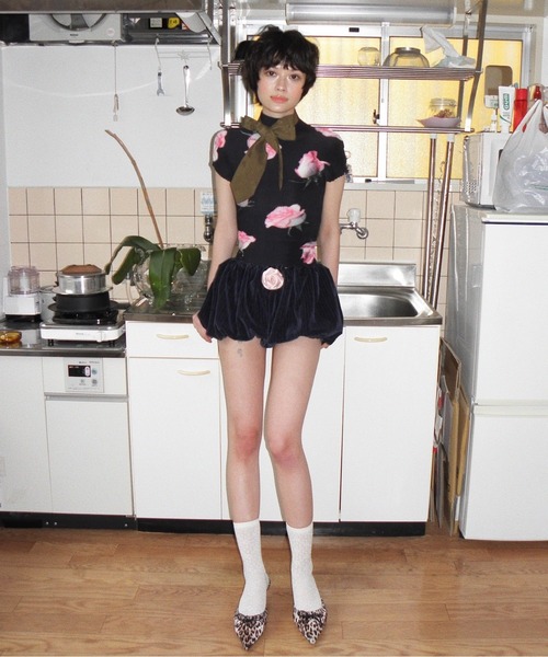 musubore(ムスボレ)の「pleated print tops "scattered rose" / プリーツプリントトップス(Tシャツ/カットソー・レディース・ブルー/ブラック/アイボリー・FREE)」の4枚目の写真