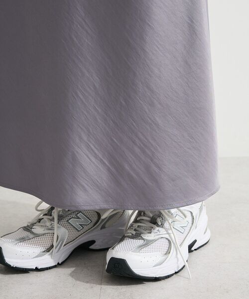 Green Parks(グリーンパークス)の「光沢サテンナロースカート(スカート・レディース・ブラック/アイボリー/チャコールグレー・FREE)」の13枚目の写真