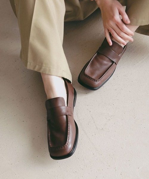 ETRE TOKYO（エトレトウキョウ）の「ソフトレザースクエアローファー（ローファー・レディース・ブラック/ブラウン/ベージュ・38/37/36）」の2枚目の写真