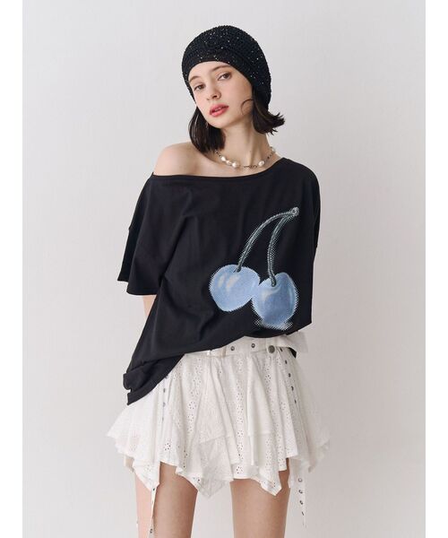 jouetie(ジュエティ)の「チェリーワンショルルーズTシャツ(Tシャツ/カットソー・レディース・ブラック/レッド/オフホワイト・MEDIUM)」の2枚目の写真