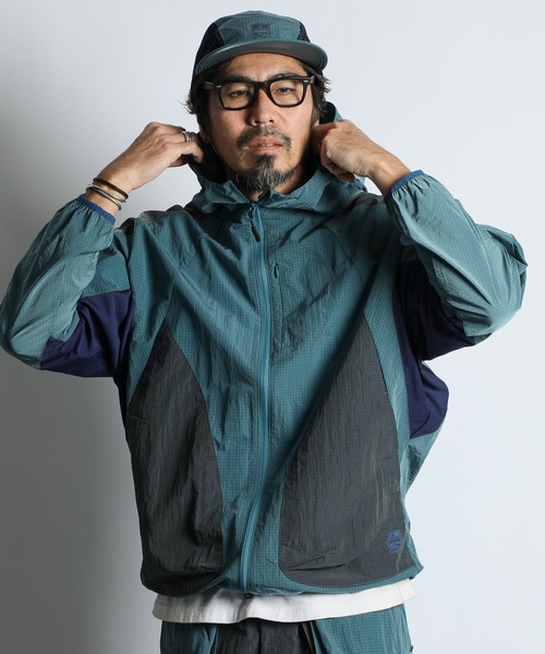 The DUFFER of ST.GEORGE(ザダファーオブセントジョージ)の「TECH RIPSTOP MOUNTAIN PARKA:セットアップ対応 テック リップストップ マウンテンパーカー(ナイロンジャケット・メンズ・ブラック/ブルー・X-LARGE/LARGE/MEDIUM)」の9枚目の写真