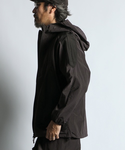 The DUFFER of ST.GEORGE(ザダファーオブセントジョージ)の「TECH RIPSTOP MOUNTAIN PARKA:セットアップ対応 テック リップストップ マウンテンパーカー(ナイロンジャケット・メンズ・ブラック/ブルー・X-LARGE/LARGE/MEDIUM)」の20枚目の写真