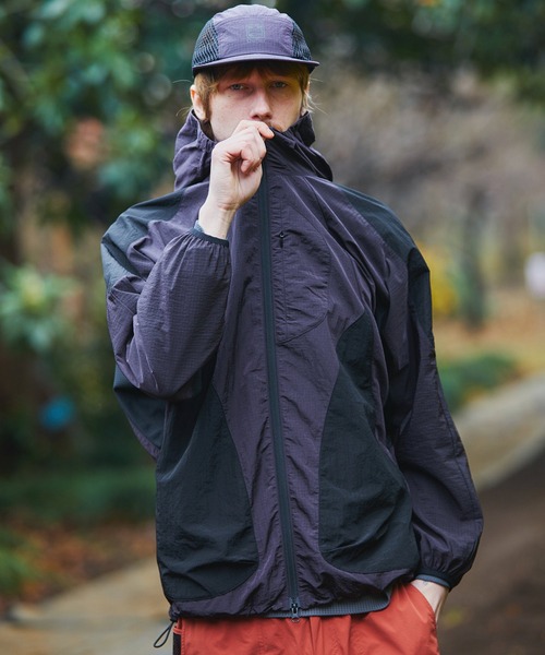 The DUFFER of ST.GEORGE(ザダファーオブセントジョージ)の「TECH RIPSTOP MOUNTAIN PARKA:セットアップ対応 テック リップストップ マウンテンパーカー(ナイロンジャケット・メンズ・ブラック/ブルー・X-LARGE/LARGE/MEDIUM)」の5枚目の写真