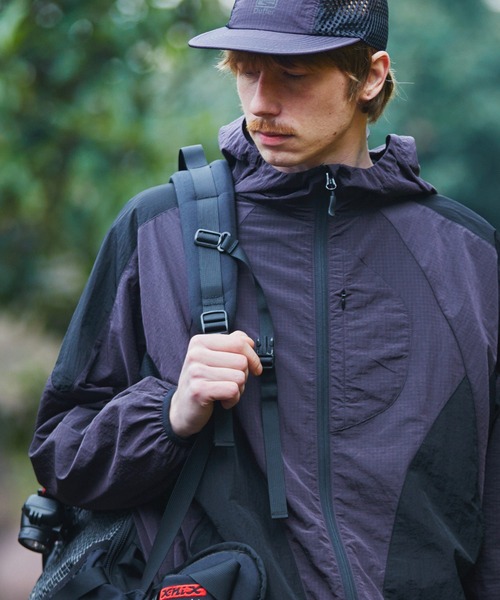 The DUFFER of ST.GEORGE(ザダファーオブセントジョージ)の「TECH RIPSTOP MOUNTAIN PARKA:セットアップ対応 テック リップストップ マウンテンパーカー(ナイロンジャケット・メンズ・ブラック/ブルー・X-LARGE/LARGE/MEDIUM)」の6枚目の写真