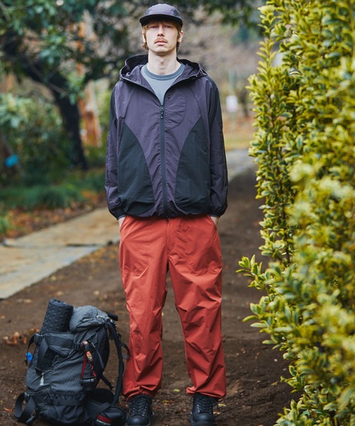The DUFFER of ST.GEORGE(ザダファーオブセントジョージ)の「TECH RIPSTOP MOUNTAIN PARKA:セットアップ対応 テック リップストップ マウンテンパーカー(ナイロンジャケット・メンズ・ブラック/ブルー・X-LARGE/LARGE/MEDIUM)」の8枚目の写真