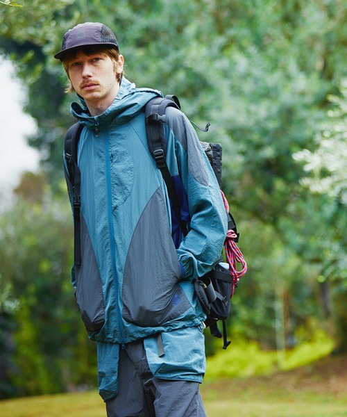 The DUFFER of ST.GEORGE(ザダファーオブセントジョージ)の「TECH RIPSTOP MOUNTAIN PARKA:セットアップ対応 テック リップストップ マウンテンパーカー(ナイロンジャケット・メンズ・ブラック/ブルー・X-LARGE/LARGE/MEDIUM)」の12枚目の写真