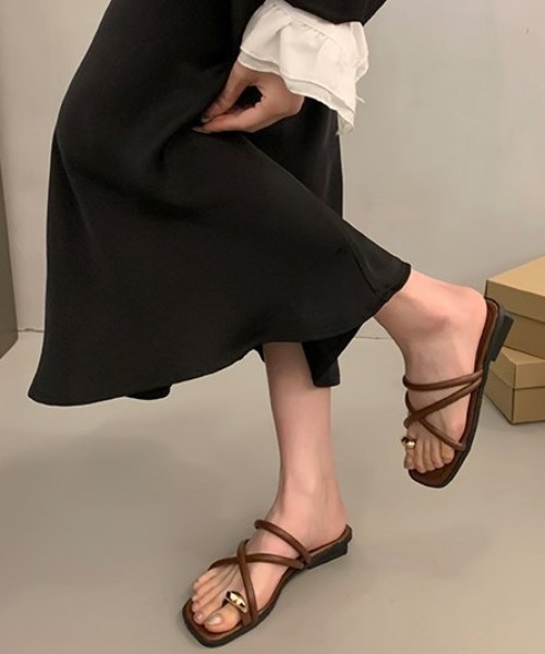 Teem Store(チームストア)の「メタルリングフラットトングサンダル(サンダル・レディース・ブラウン/アイボリー/ブラック・L/M)」の3枚目の写真
